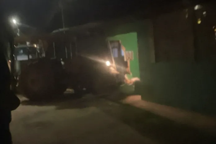 Trator desgovernado mata homem e fere mulher em Penedo