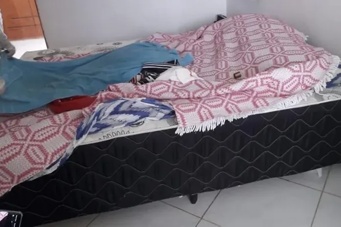 Em AL, corpo de mulher é achado sob cama em residência