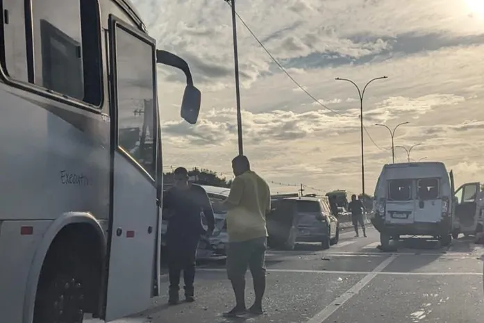 Engavetamento envolvendo seis veículos deixa feridos e causa congestionamento na AL-101 Sul