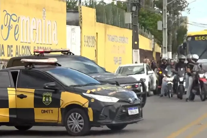 Contas de água acima de R$ 400 e odor fétido levam moradores a fechar avenida