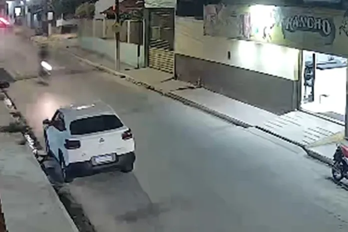 Câmera flagra motociclista perdendo controle após passar em alta velocidade por quebra-molas