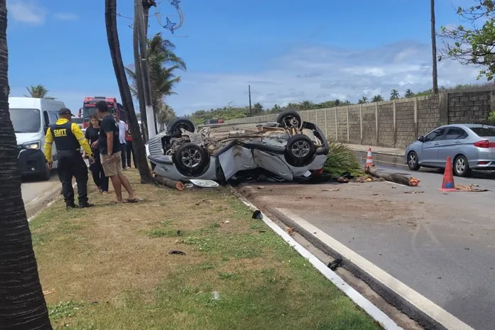 Motorista perde controle, colide com coqueiro e capota carro na Av. Assis Chateaubriand