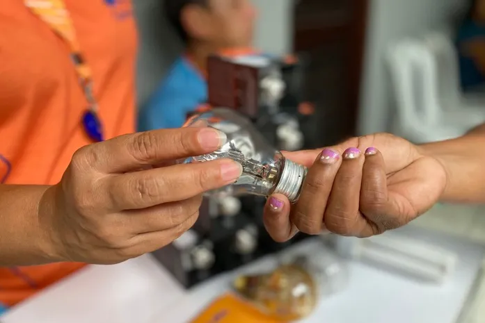 Evento do Procon promove negociação de dívidas em contas de energia elétrica, em Maceió