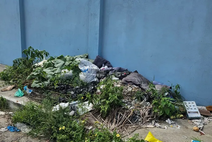 Descaso: acúmulo crônico de lixo na porta de escola gera revolta no bairro do Poço