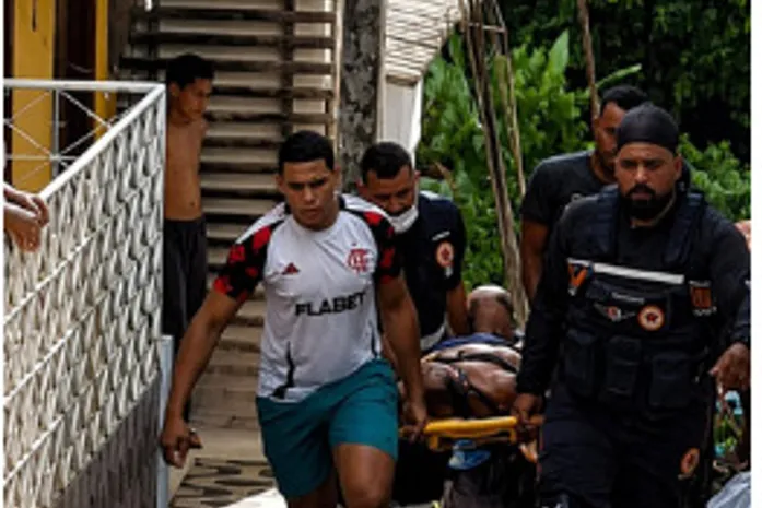 Idoso sofre convulsões e é resgatado em grota de difícil acesso, em Maceió