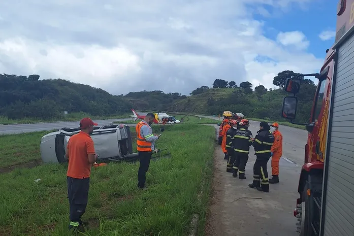 Quatro pessoas ficam feridas após capotamento de carro na BR-101, em Pilar