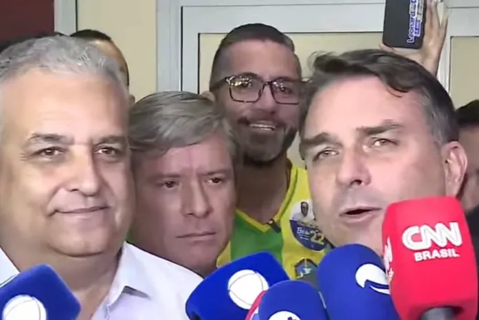 Flávio Bolsonaro declara apoio a JHC na disputa pelo Governo de Alagoas
