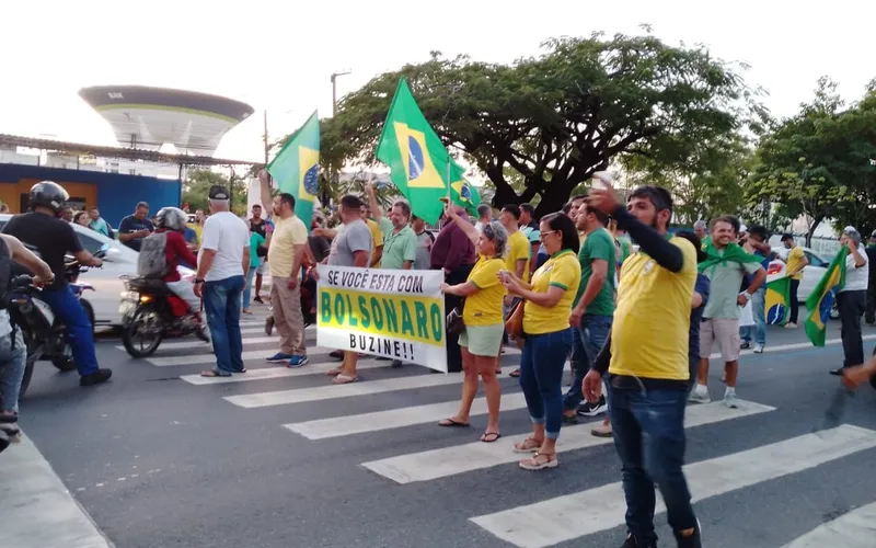 Bolsonaristas desbloqueiam Fernandes Lima, mas permanecem nos canteiros