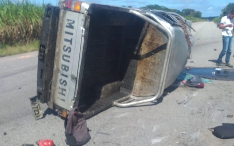 Capotamento de caminhonete deixa um morto e dois feridos em Maceió