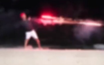 Vídeo: SSP identifica jovens flagrados fazendo 'duelo' com fogos de artifício na Ponta Verde