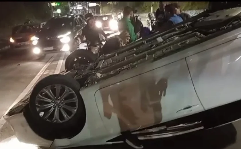 Motorista é preso por embriaguez após capotamento em Maceió