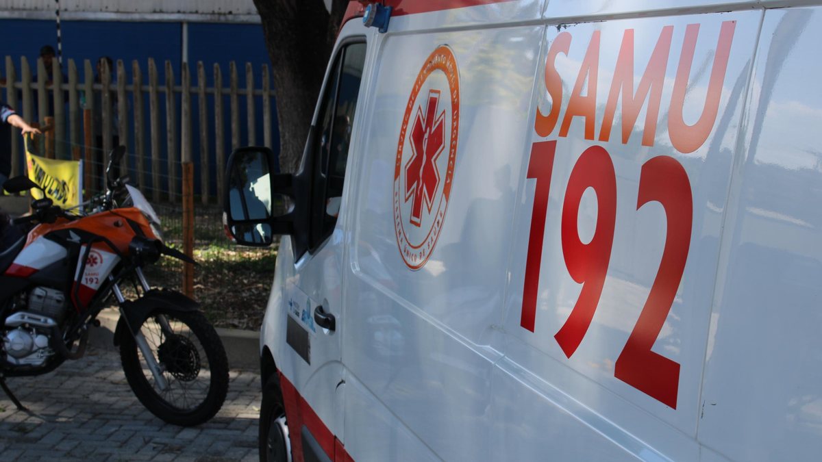 Em surto, homem joga objetos do primeiro andar e é atendido pelo Samu no Farol