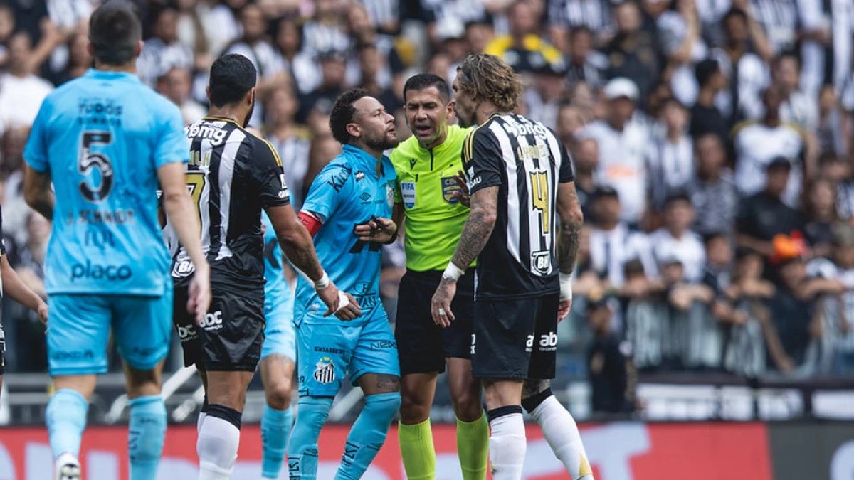 Neymar detona gramado sintético da Arena MRV após empate com o Atlético-MG; veja