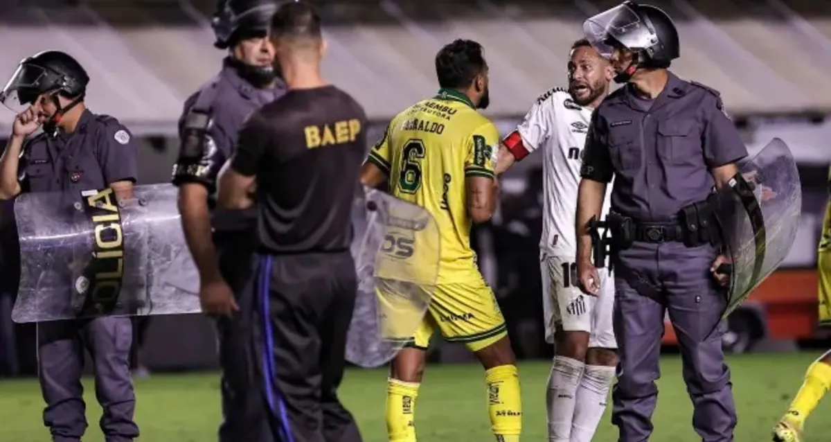 Santos pode perder mando de campo após cusparada em jogador do Mirassol