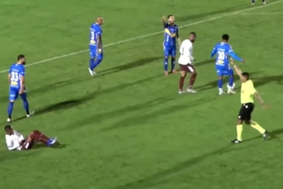 Árbitro aplica dois cartões amarelos e não expulsa jogador em partida da Série D