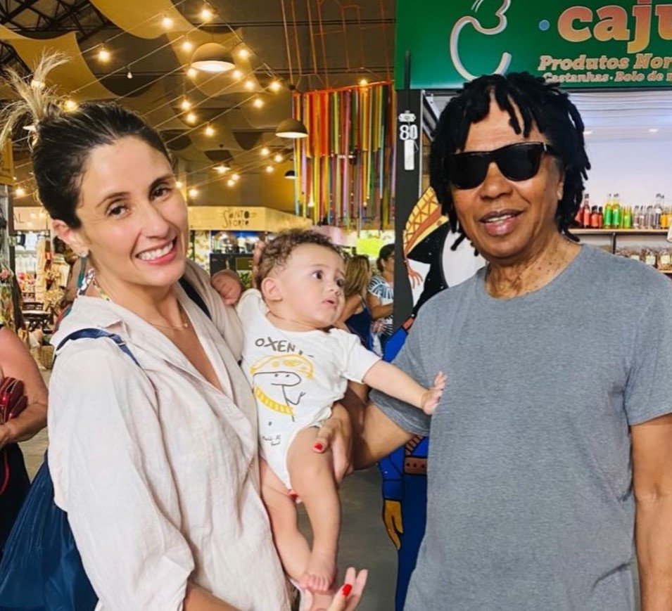 Djavan é visto andando pelas ruas de Maceió