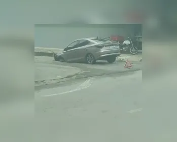 Carro cai em buraco aberto em via no bairro Clima Bom nesta terça-feira