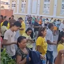 Praça Dois Leões vira palco de expectativa por decisão de JHC