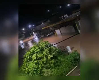 Chuva da madrugada provoca alagamento em São Miguel dos Milagres