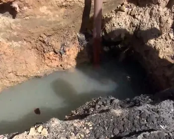 Cratera em via movimentada trava trânsito no Tabuleiro