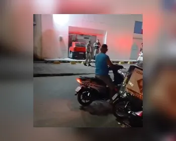 Carro invade agência bancária e motorista foge após destruir fachada