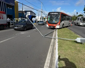 Motorista de ônibus passa mal e colide em poste na Avenida Durval de Góes Monteiro