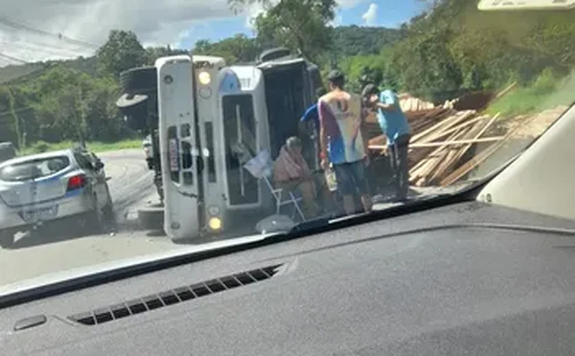 Caminhão tomba na BR-136 e interdita parte da rodovia, em Alagoas