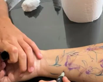 Cicatrizes ganham novas histórias com tatuagens gratuitas em Maceió