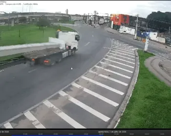Carreta carregada de concreto tomba e provoca congestionamento em Maceió