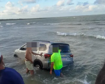 Táxi fica submerso após avanço da maré no litoral de Alagoas