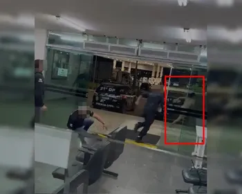 'Macaco, nego e preto': Mulher trans foge de delegacia, quebra iPhone de policial e dispara ataques