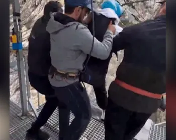 Turista é chutada e forçada a saltar de cânion de 80 metros na Rússia