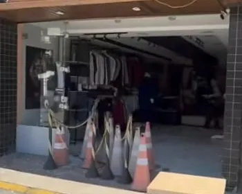 Carro invade loja e destrói parte da estrutura no bairro Mangabeiras, em Maceió