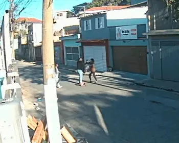 Mulher é agredida após discussão por saco com fezes de cachorro em SP