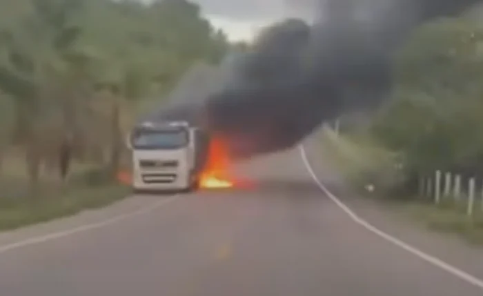 Carreta pega fogo em trecho da BR-349 no Litoral Sul de Alagoas