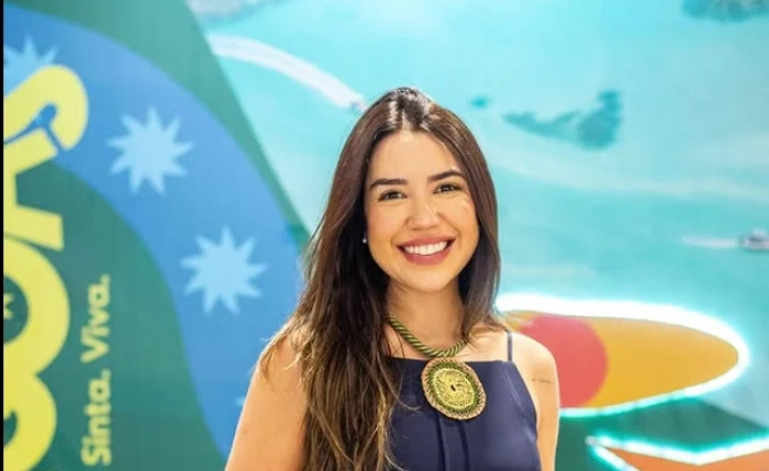 Secretária de Turismo de Alagoas fratura vértebra durante férias em família