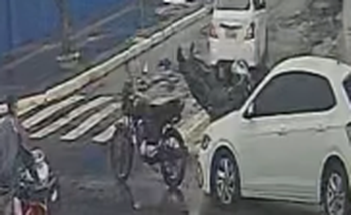 Motociclista é atingido por veículo e cai na pista no bairro do Poço