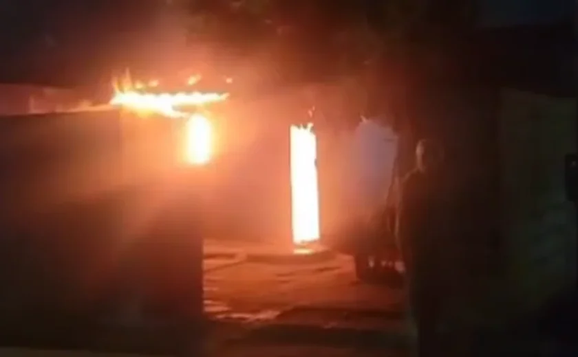 Incêndio destrói residência no Conjunto Bosque dos Palmares, em Rio Largo