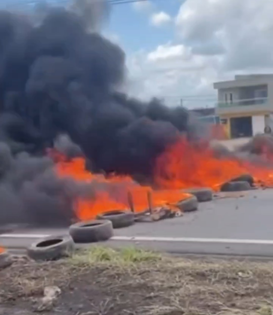 Moradores do Rio Largo bloqueiam rodovia em protesto contra a falta de água