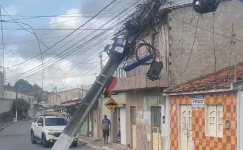 Caminhão derruba poste e deixa moradores sem energia em Arapiraca