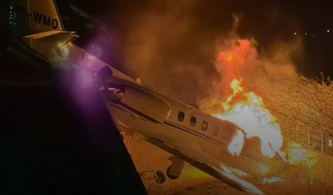 Jato com cantor Rey Vaqueiro sai da pista e se incendeia no RN