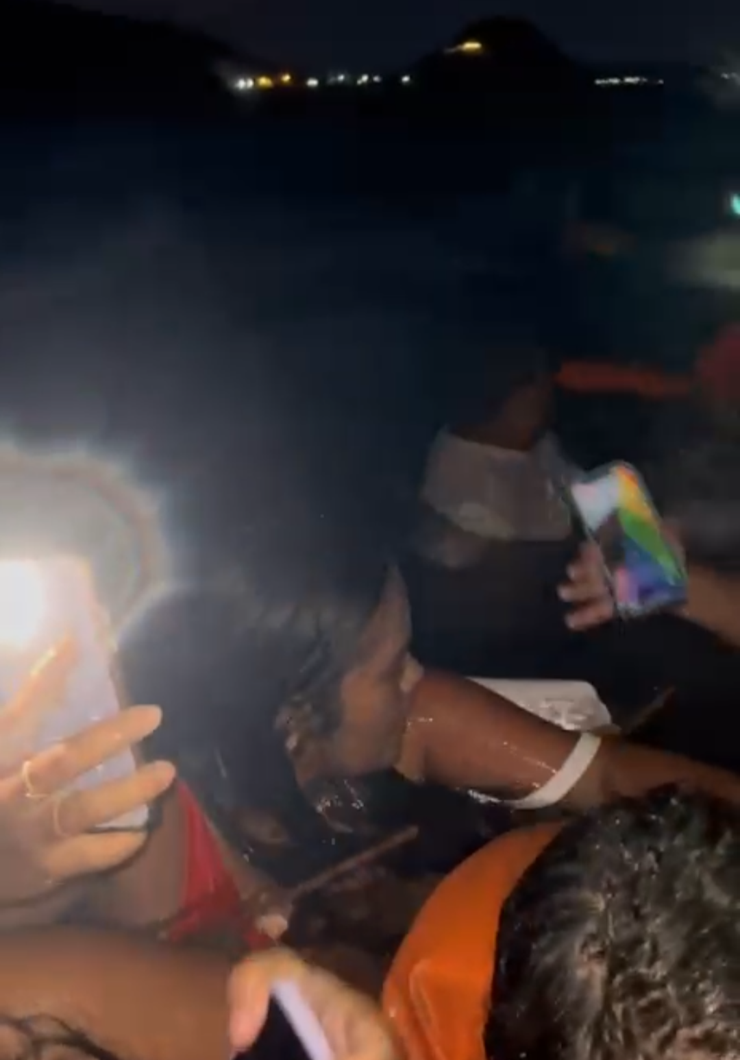 VÍDEO: Lancha afunda e deixa mais de 20 passageiros à deriva em Pão de Açúcar