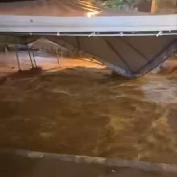 Temporal provoca transtornos e alagamentos em Piranhas-AL