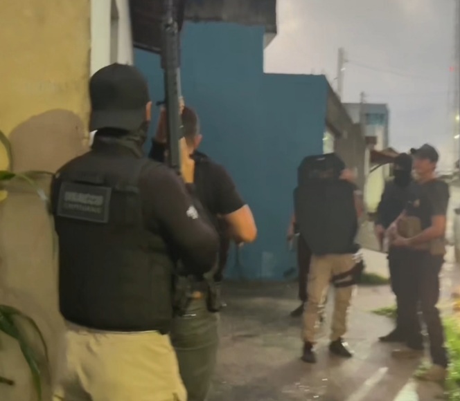 Operação mira facção no Francês e termina com cinco presos