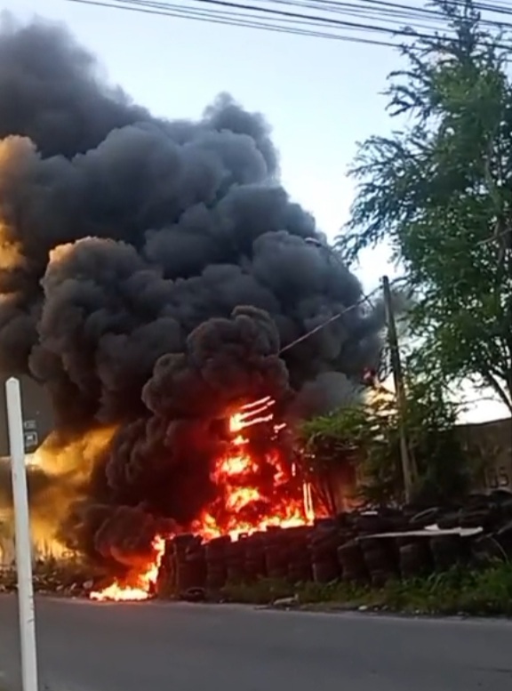 Incêndio em depósito de pneus deixa bairro às escuras e assusta moradores em Maceió