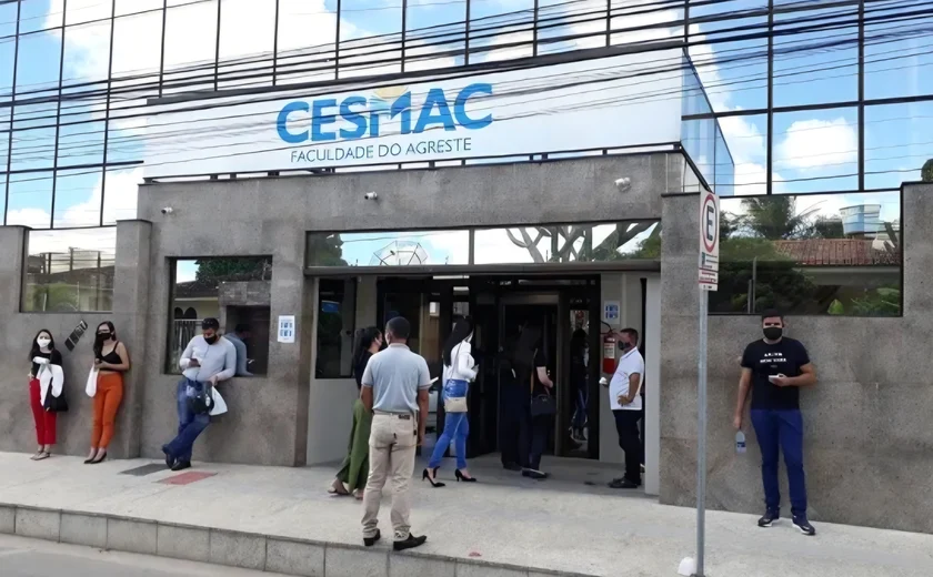 Briga por cadeira termina em agressão entre alunos do Cesmac em Arapiraca