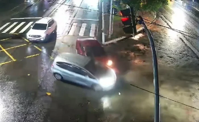 Motorista faz conversão irregular, bate em outro carro e os dois vão parar no canteiro