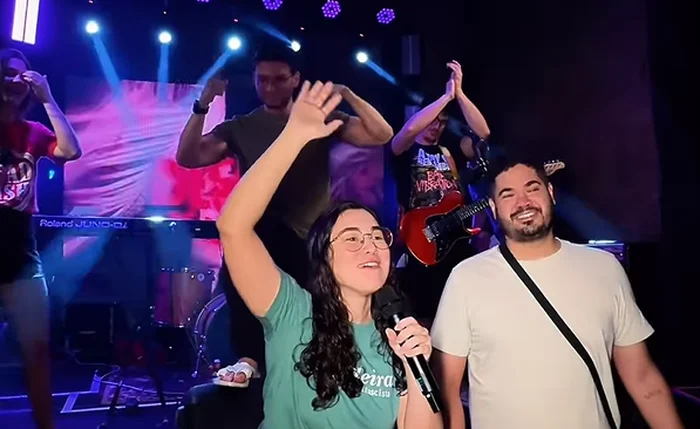 Vereadora Teca Nelma distribui cerveja após decisão judicial contra Bolsonaro