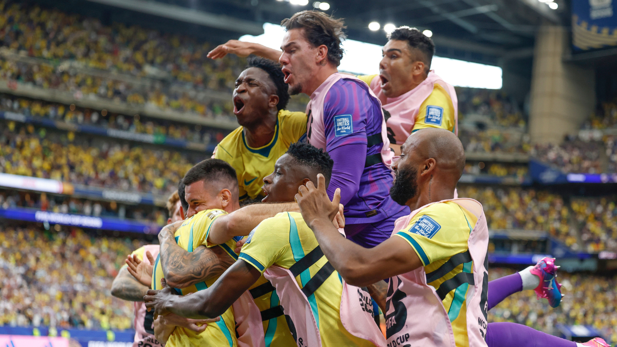 'Que vergonha': Lula critica retorno de jogadores após eliminação da Copa