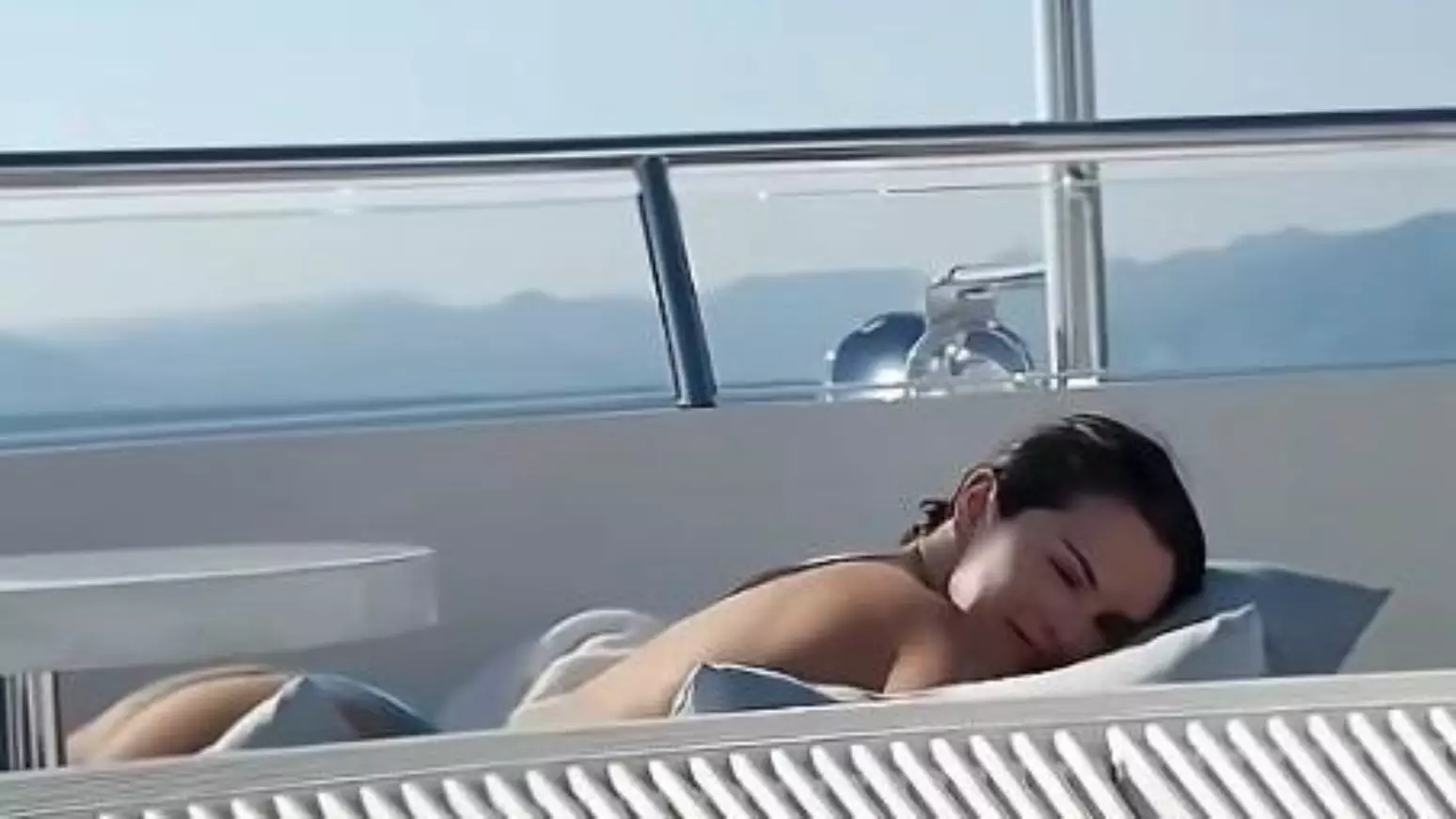 Selena Gomez aparece de topless em vídeo do marido e divide opiniões